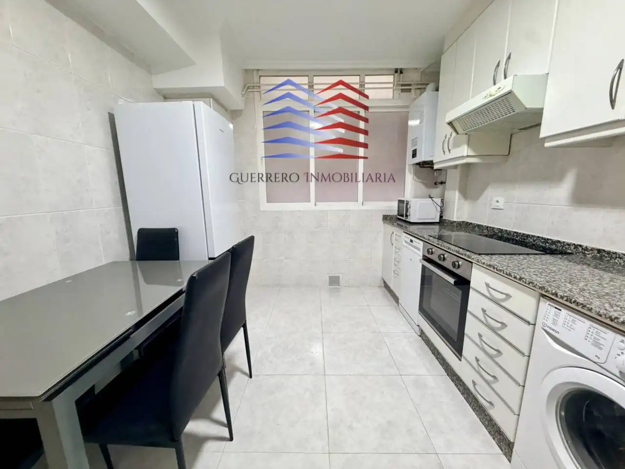 Cocina de Piso de alquiler en Ourense Capital  con Calefacción, Parquet y Alarma