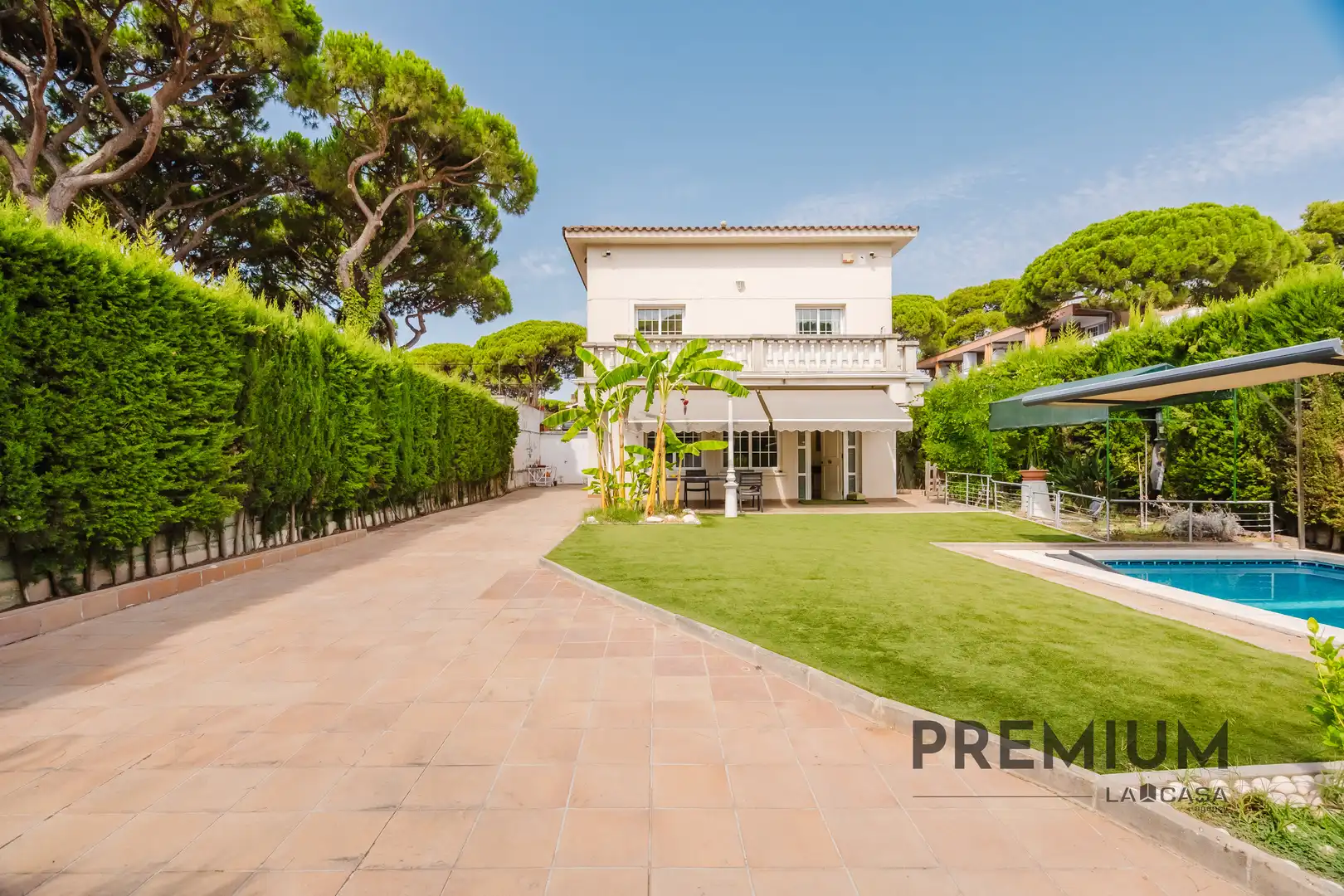 Vista exterior de Casa o xalet en venda en Castelldefels amb Piscina