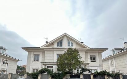 Vista exterior de Casa o xalet en venda en San Fernando de Henares amb Aire condicionat, Terrassa i Piscina