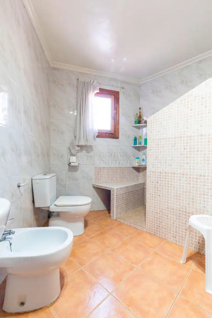 Badezimmer von Haus oder Chalet zum Verkauf in Orihuela mit Privatgarten, Abstellraum und Schwimmbad