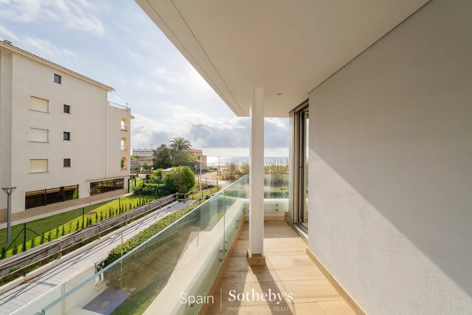 Terrasse von Einfamilien-Reihenhaus zum Verkauf in Alcalà de Xivert mit Klimaanlage, Heizung und Privatgarten