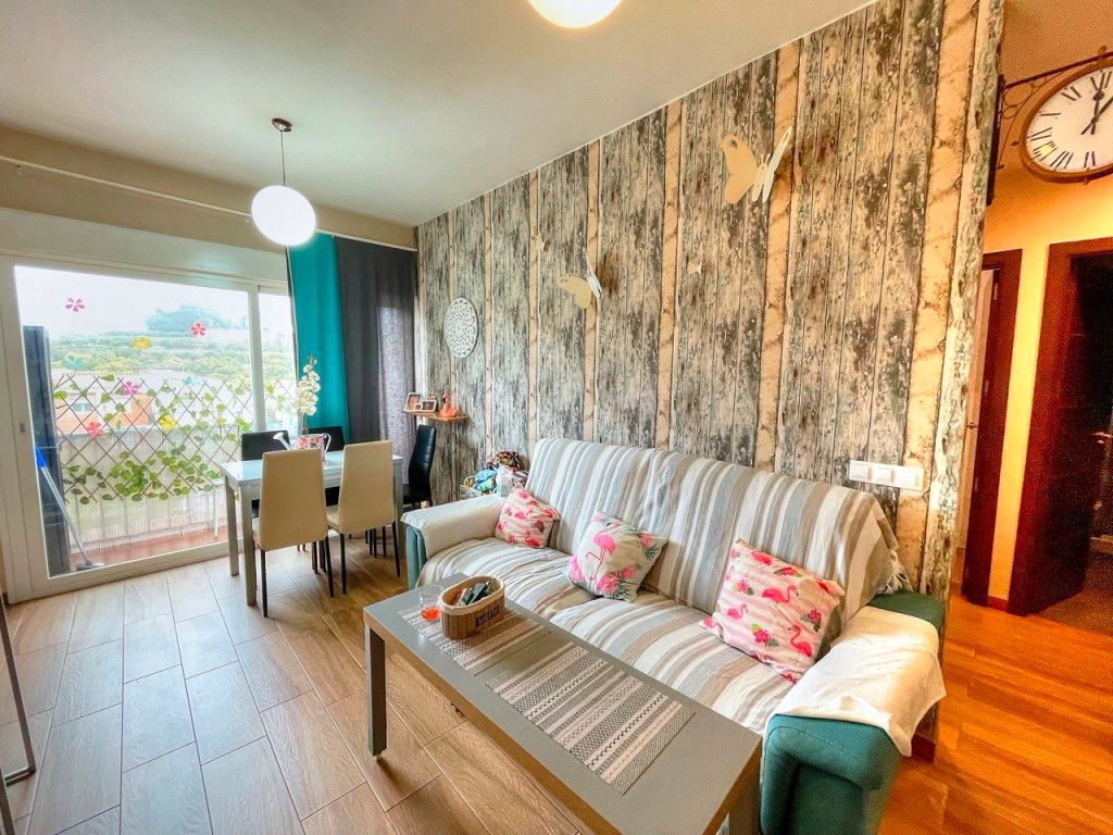 Living room of Flat for sale in Vélez-Málaga  with Air Conditioner, Furnished and Community pool