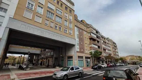 Local comercial en venta en Calle de Rafael Alberti 11