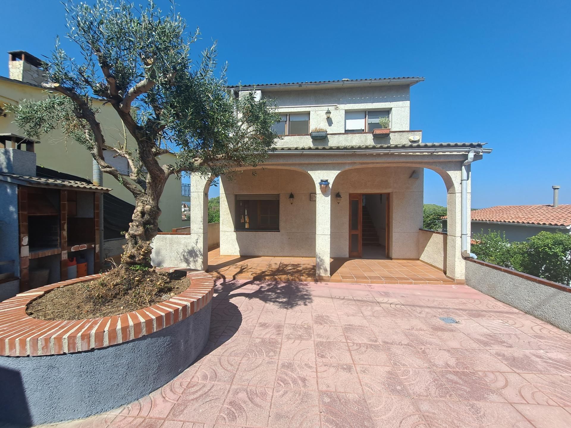 Vista exterior de Casa o xalet en venda en Sant Esteve Sesrovires amb Aire condicionat, Calefacció i Jardí privat
