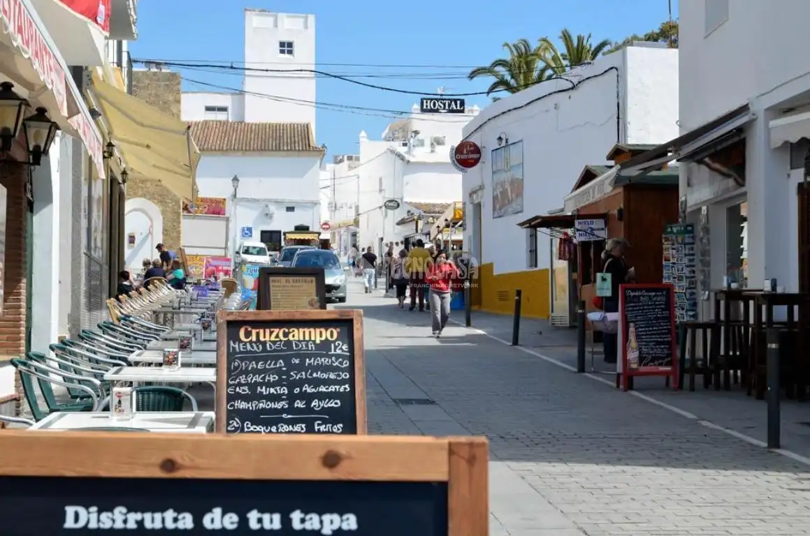 Vista exterior de Local en venda en Conil de la Frontera amb Terrassa i Moblat