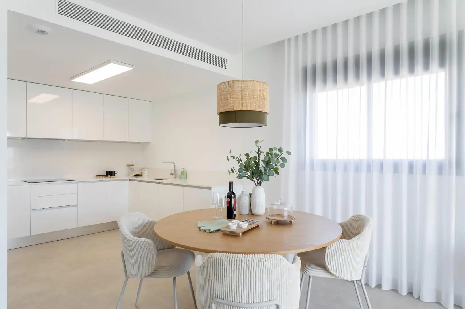 Esszimmer von Erdgeschoss zum Verkauf in Santa Pola mit Klimaanlage, Heizung und Privatgarten