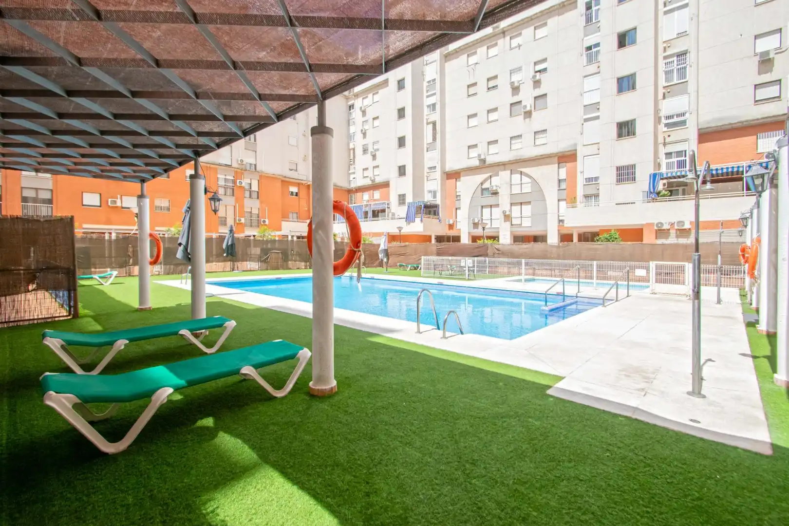 Piscina de Pis en venda en Sevilla amb Aire condicionat, Calefacció i Piscina comunitària
