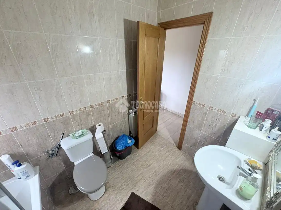 Baño de Casa adosada en venta en Velada con Aire acondicionado, Calefacción y Jardín privado