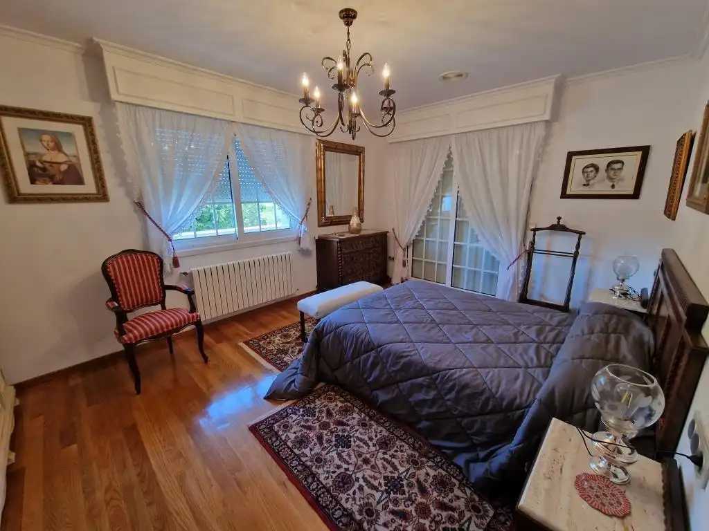 Habitación de Casa o chalet en venta en Ourense Capital  con Calefacción, Jardín privado y Parquet