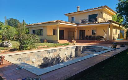 Vista exterior de Casa o xalet en venda en Peralada amb Aire condicionat, Terrassa i Piscina