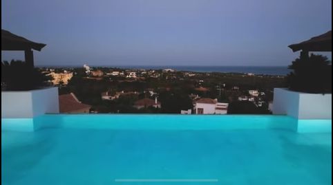 ### Mansión excepcional de 5 dormitorios con vistas panorámicas al mar en Los Flamingos  ¡Gran reducción de precio! Anteriormente