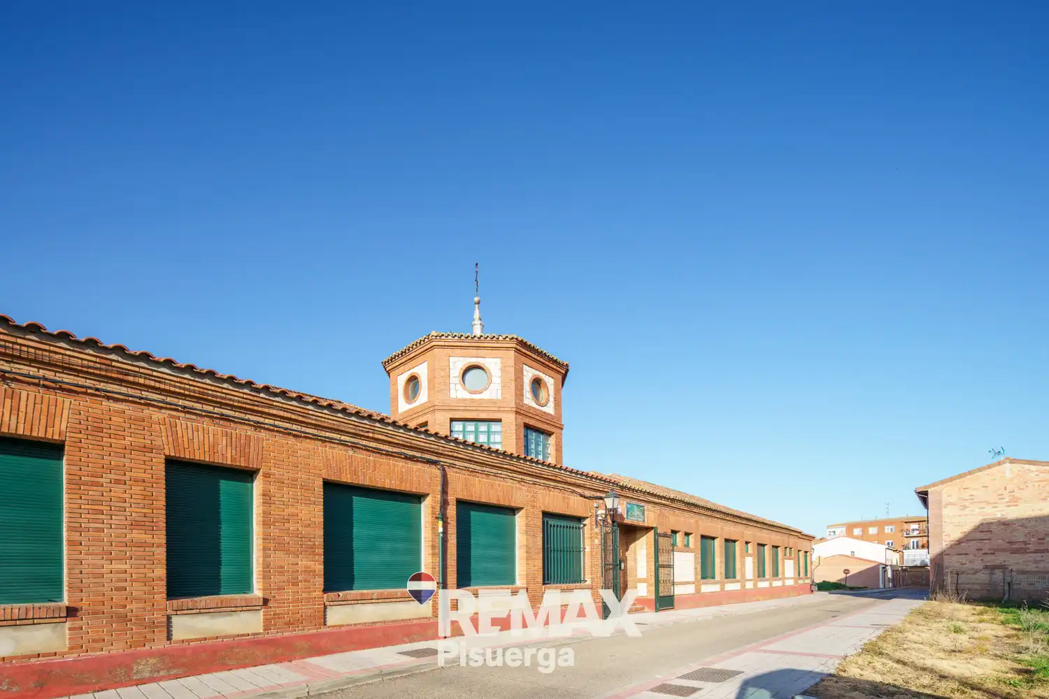 Vista exterior de Casa o xalet en venda en Venta de Baños amb Jardí privat, Terrassa i Traster