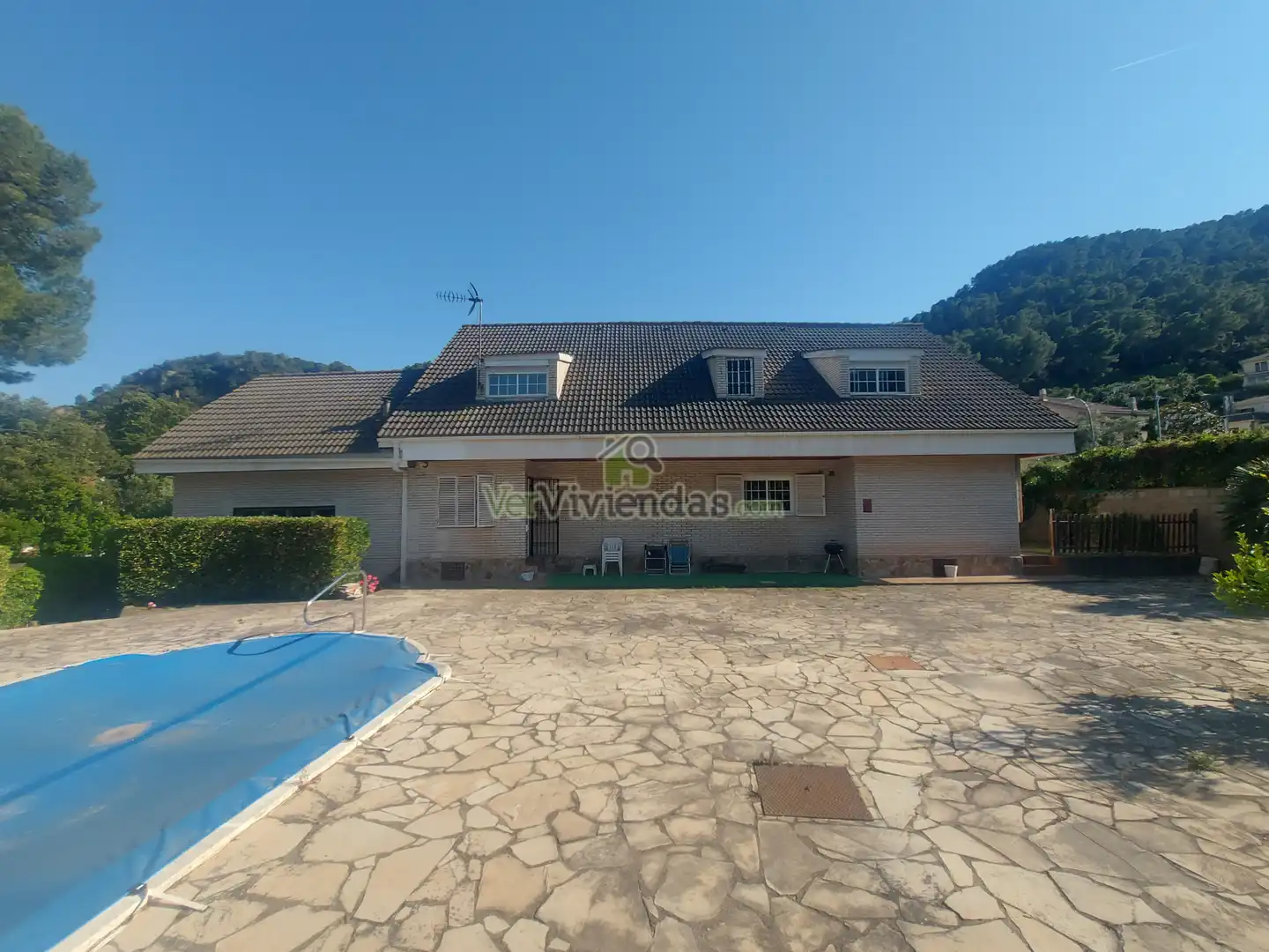 Vista exterior de Casa o xalet en venda en Torrelles de Llobregat amb Aire condicionat, Calefacció i Jardí privat