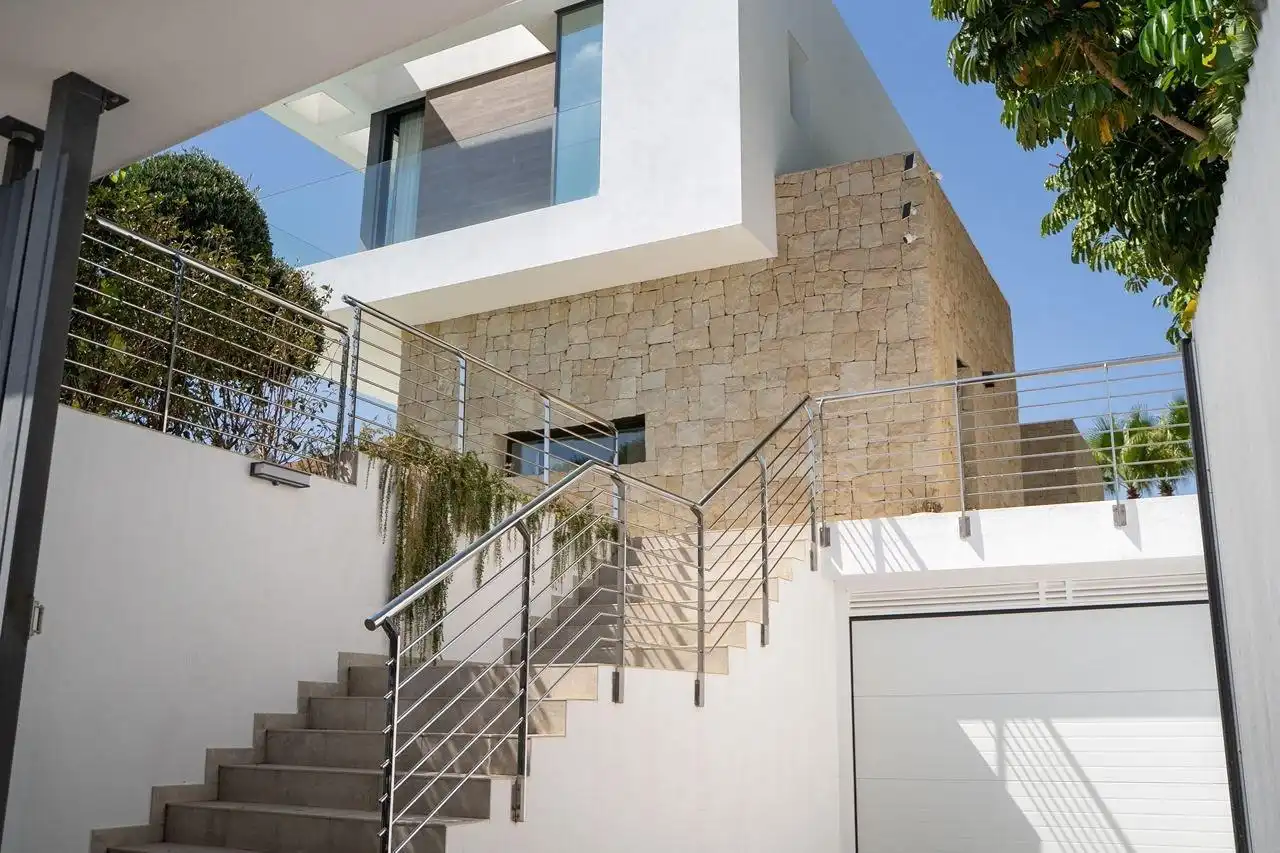 Villa con terrazza in vendita a Golf Bahía, imagen 3