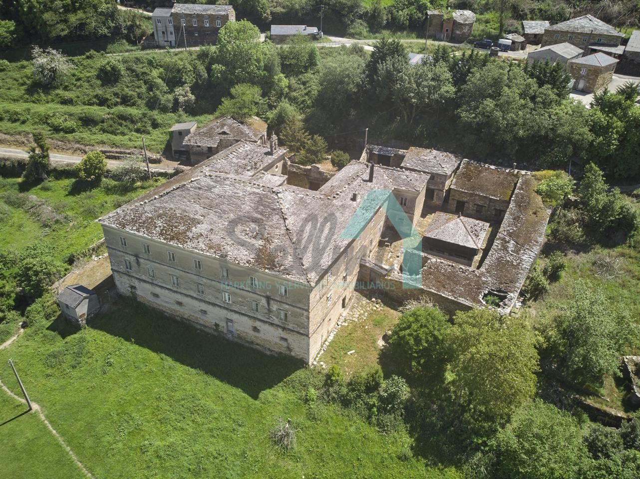 Vista exterior de Casa o xalet en venda en Vegadeo amb Jardí privat, Parquet i Terrassa