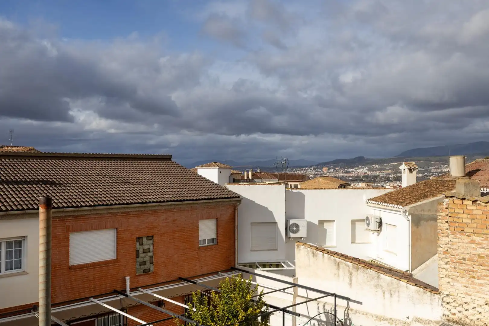Vista exterior de Casa adosada en venda en La Zubia amb Aire condicionat, Terrassa i Traster
