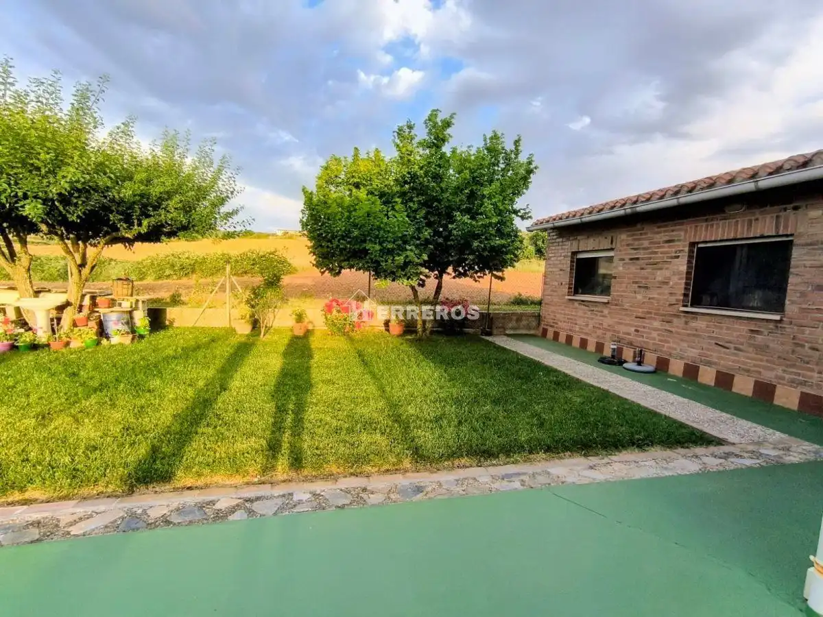 Chalet con jardín en venta en revilla, imagen 5