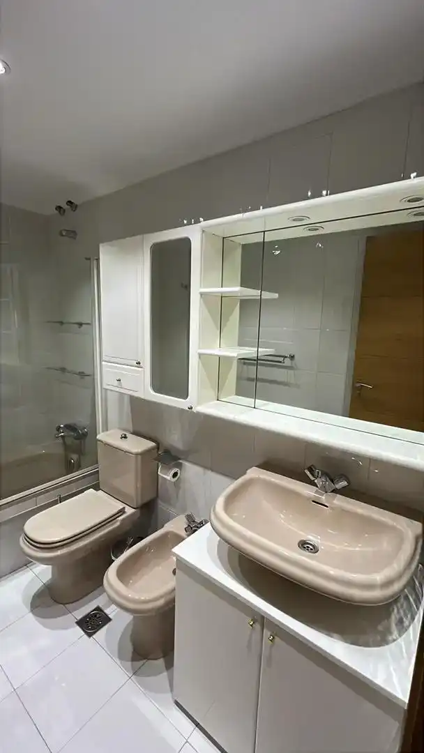 Bathroom of Flat for share in Vigo   with Parquet flooring, Furnished and Oven
