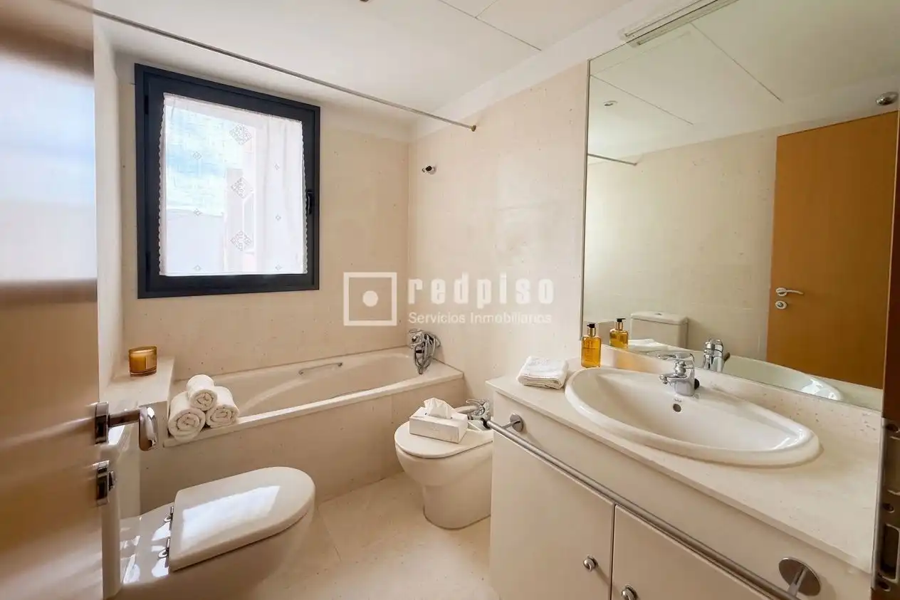 Badezimmer von Wohnung zur Miete in Madrid mit Schwimmbad