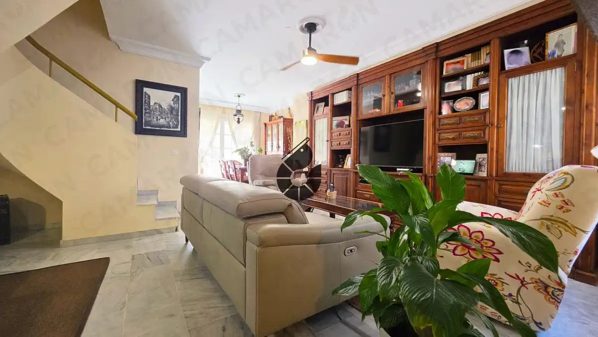 Sala de estar de Casa adosada en venta en Mairena del Aljarafe con Aire acondicionado y Trastero