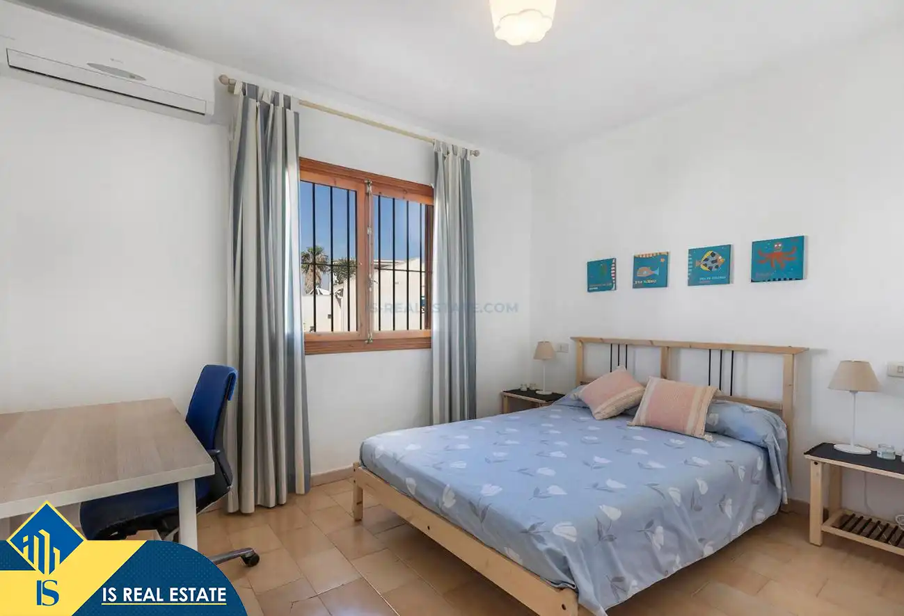 Schlafzimmer von Einfamilien-Reihenhaus zum Verkauf in Torrevieja mit Klimaanlage, Heizung und Privatgarten