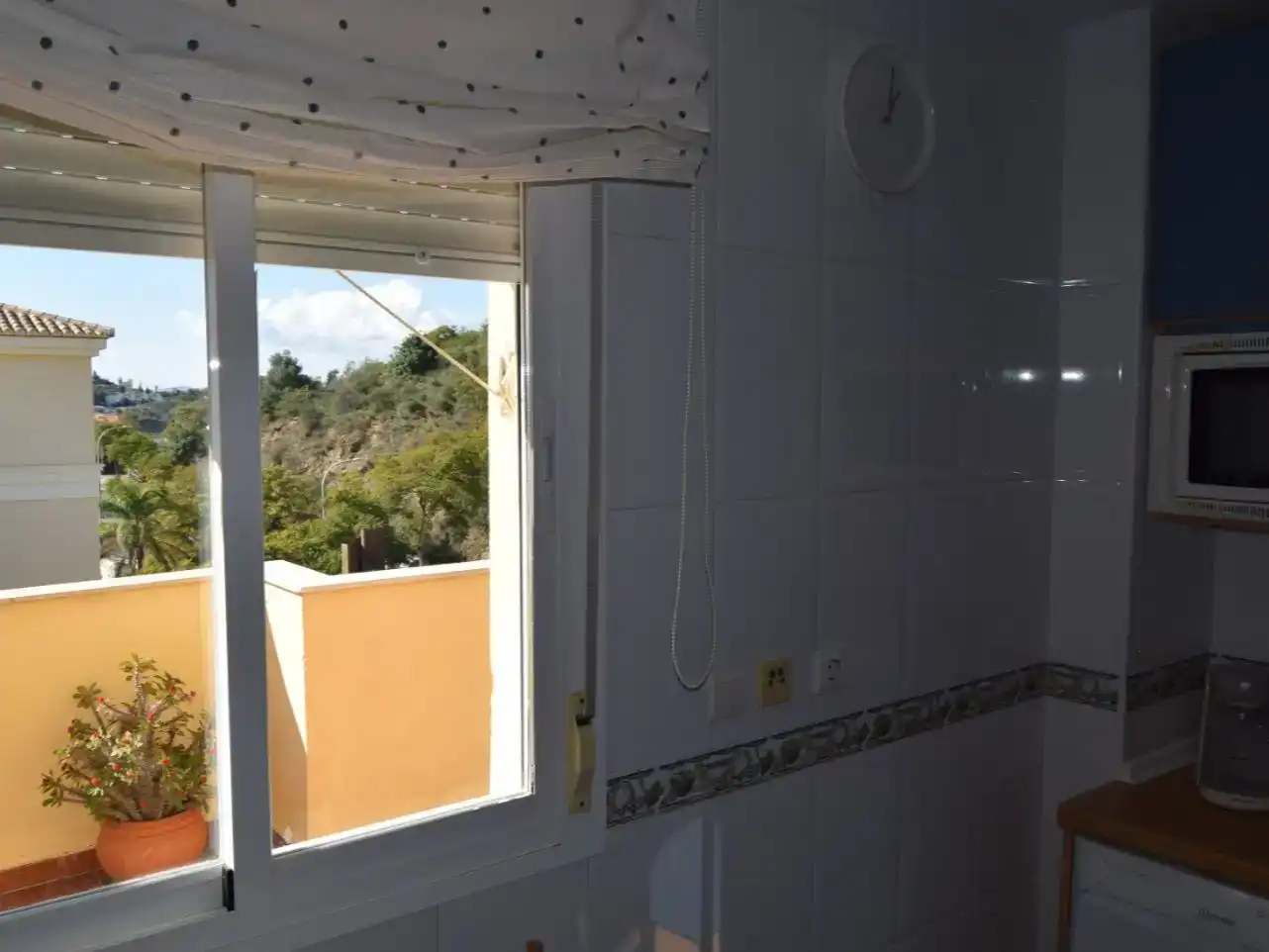 Badezimmer von Wohnung zur Miete in Benalmádena mit Klimaanlage und Schwimmbad