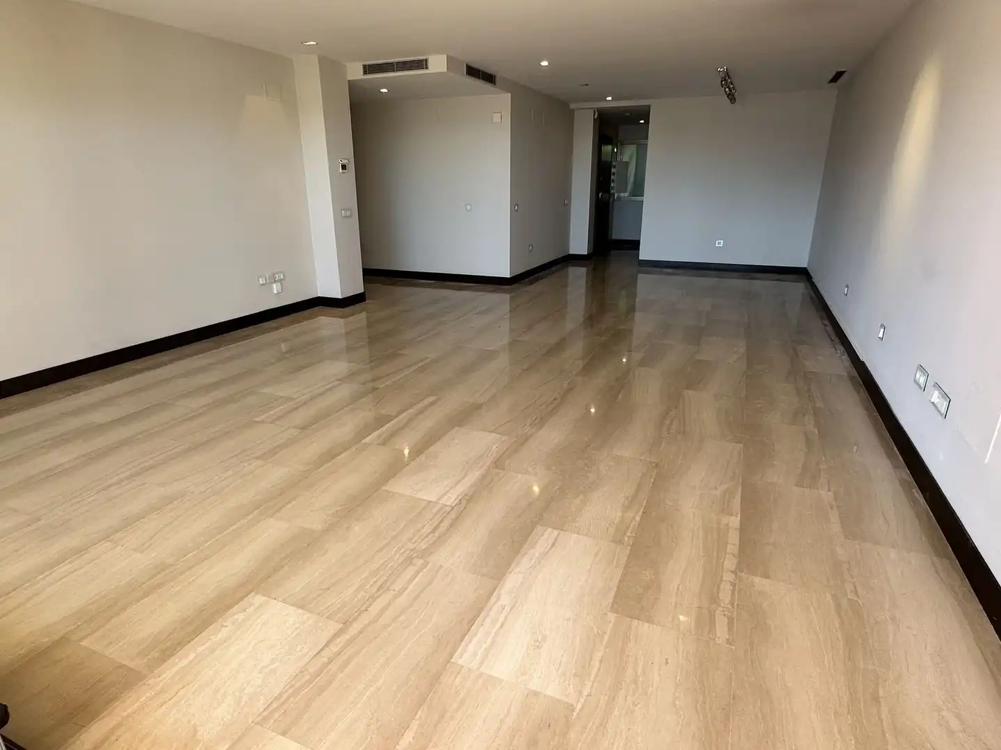 Wohnung zum Verkauf in Benahavís mit Terrasse, Abstellraum und Alarm
