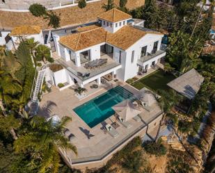 Vista exterior de Casa o xalet en venda en Marbella amb Jardí privat, Terrassa i Piscina