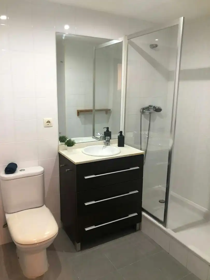 Bathroom of Flat for share in Valencia  with Washing machine