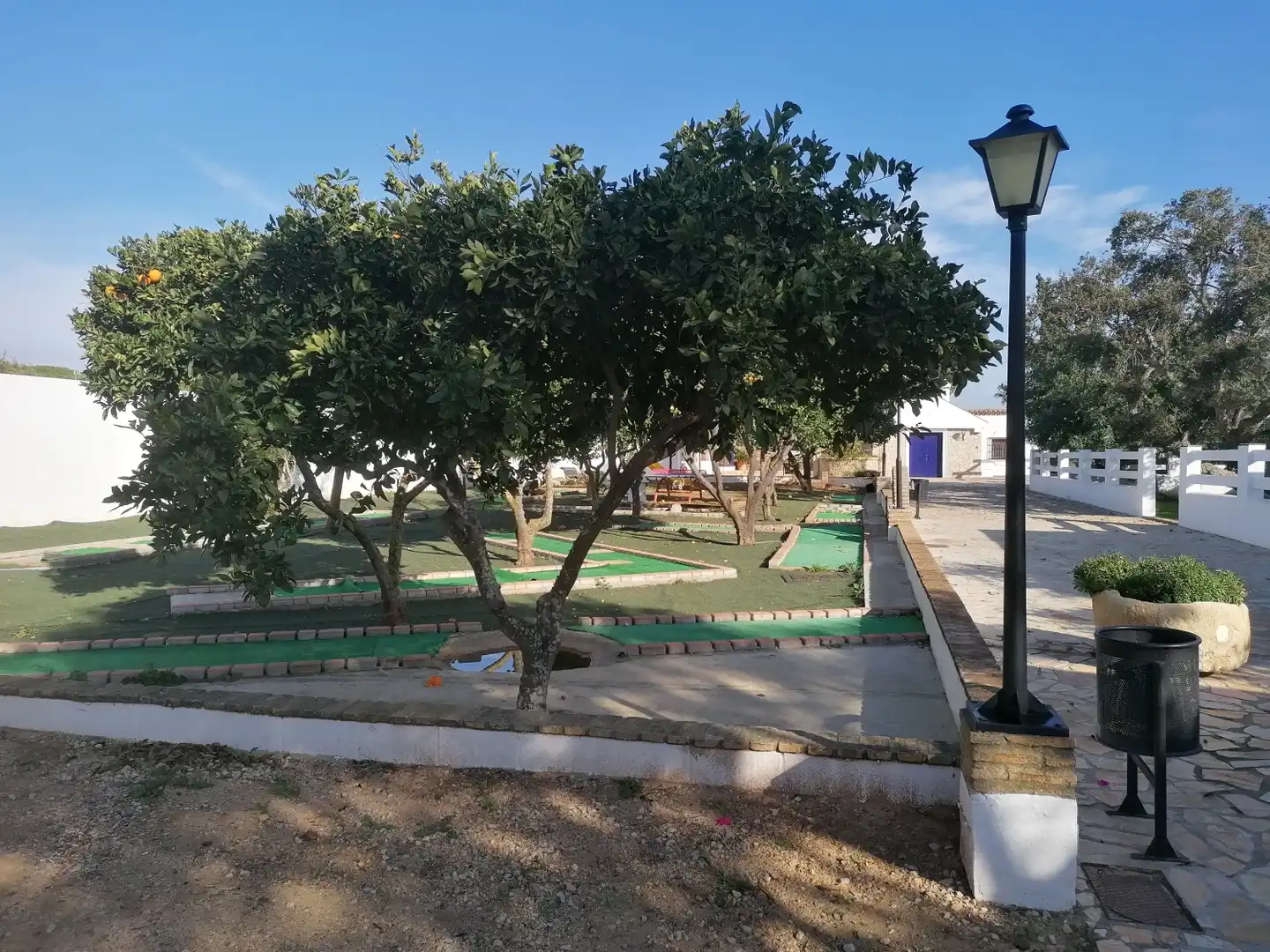 Vista exterior de Casa o chalet en venta en Chiclana de la Frontera con Trastero, Piscina y Horno