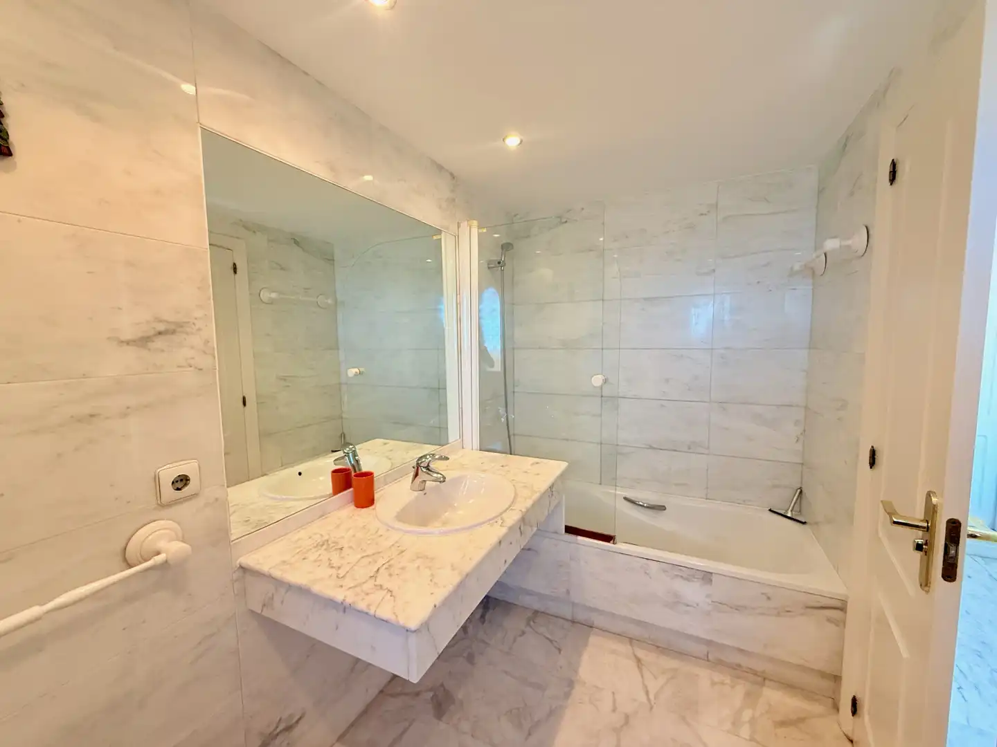 Badezimmer von Maisonette zur Miete in Marbella mit Heizung, Abstellraum und Schwimmbad