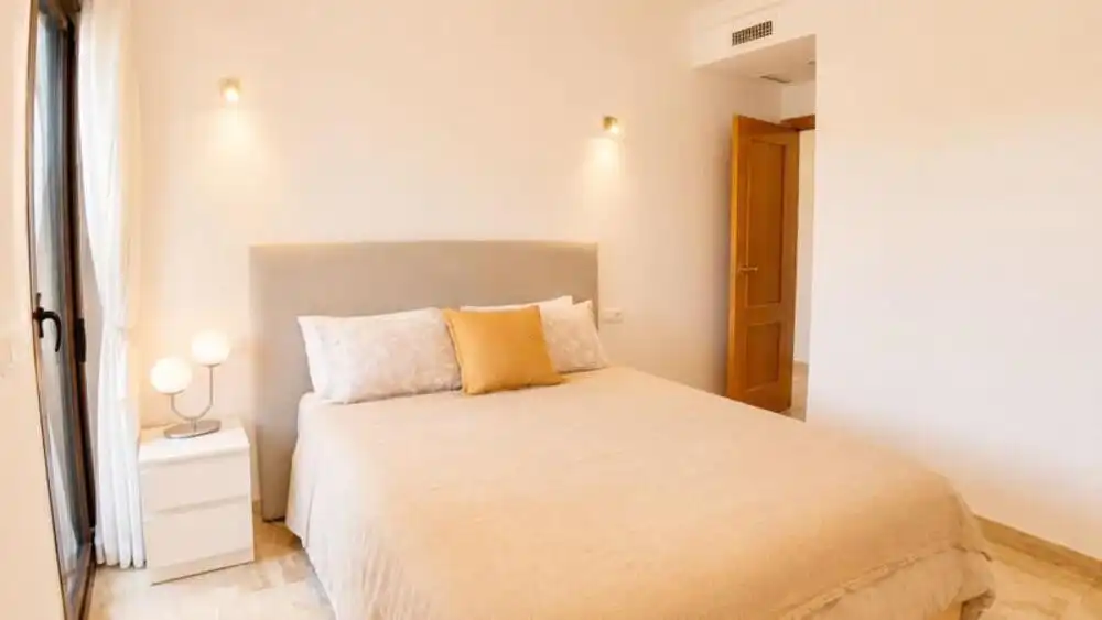 Dormitori de Apartament de lloguer en Estepona amb Aire condicionat, Terrassa i Traster