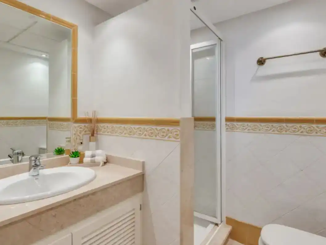 Bany de Apartament en venda en Ojén amb Aire condicionat, Piscina i Balcó