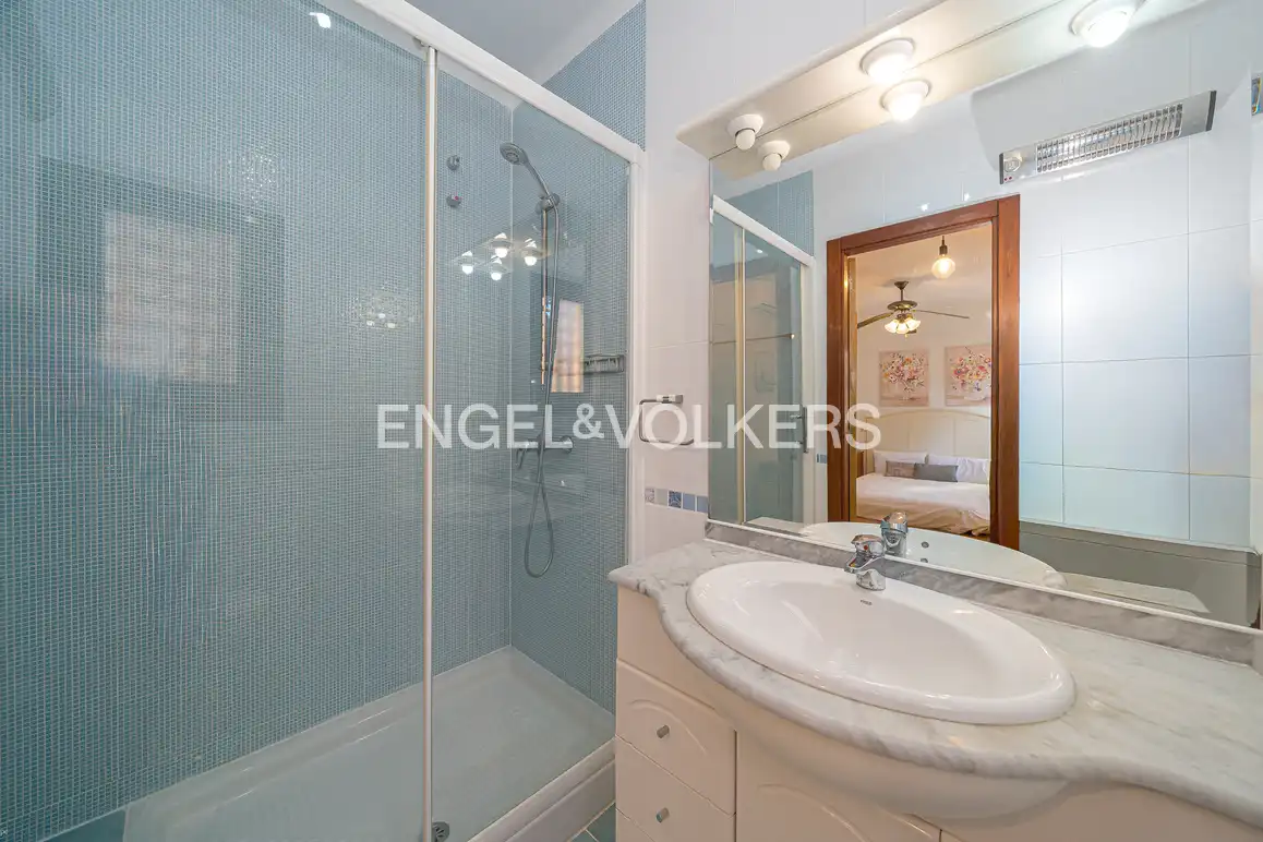 Baño de Casa adosada en venta en Benidorm con Aire acondicionado, Jardín privado y Piscina comunitaria