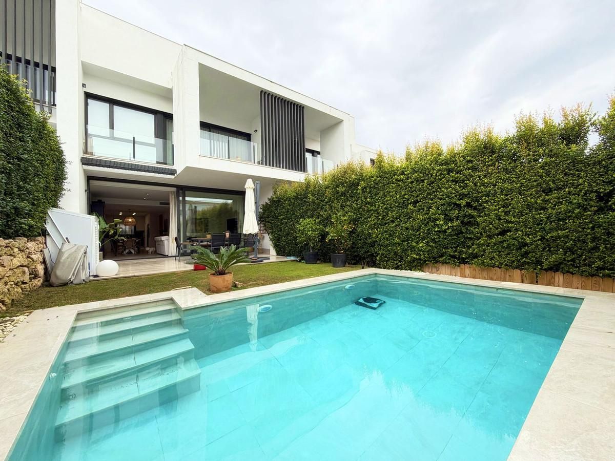 Piscina de Casa adosada en venda en Sotogrande amb Aire condicionat, Calefacció i Parquet