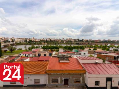 Exterior view of Apartment for sale in Badajoz Capital  with Air Conditioner, Heating and Private garden