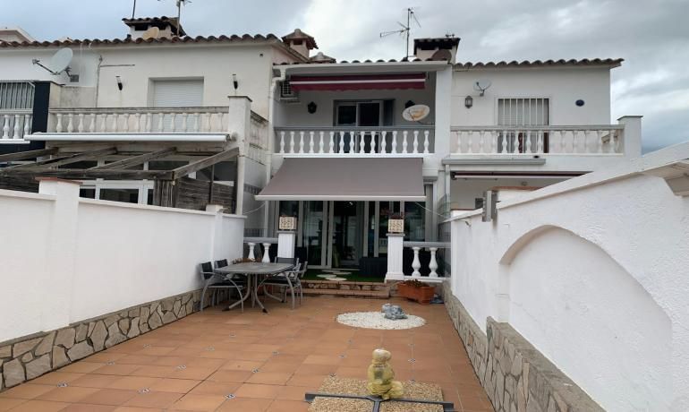 Vista exterior de Casa adosada en venda en Empuriabrava amb Calefacció, Terrassa i Moblat