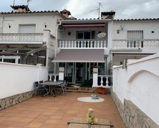 Vista exterior de Casa adosada en venda en Empuriabrava amb Calefacció, Terrassa i Moblat
