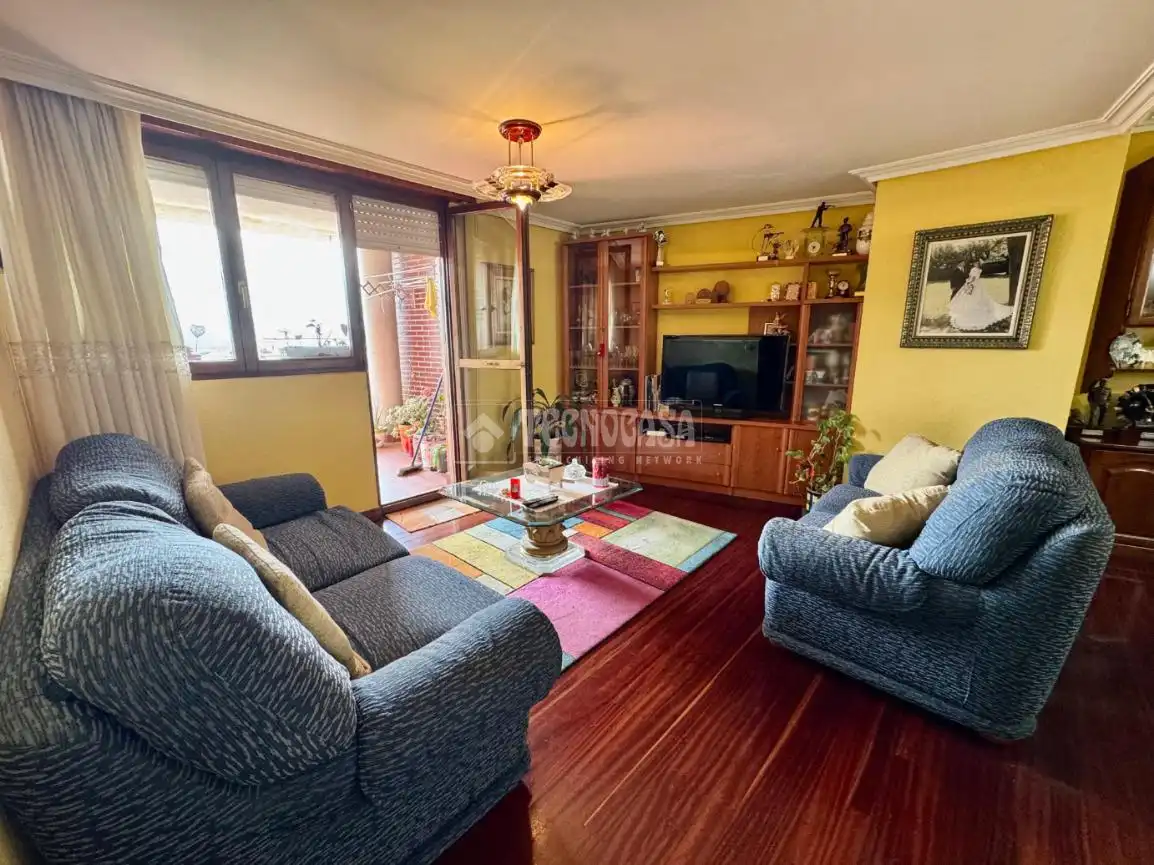 Sala de estar de Piso en venta en El Astillero   con Calefacción, Parquet y Terraza