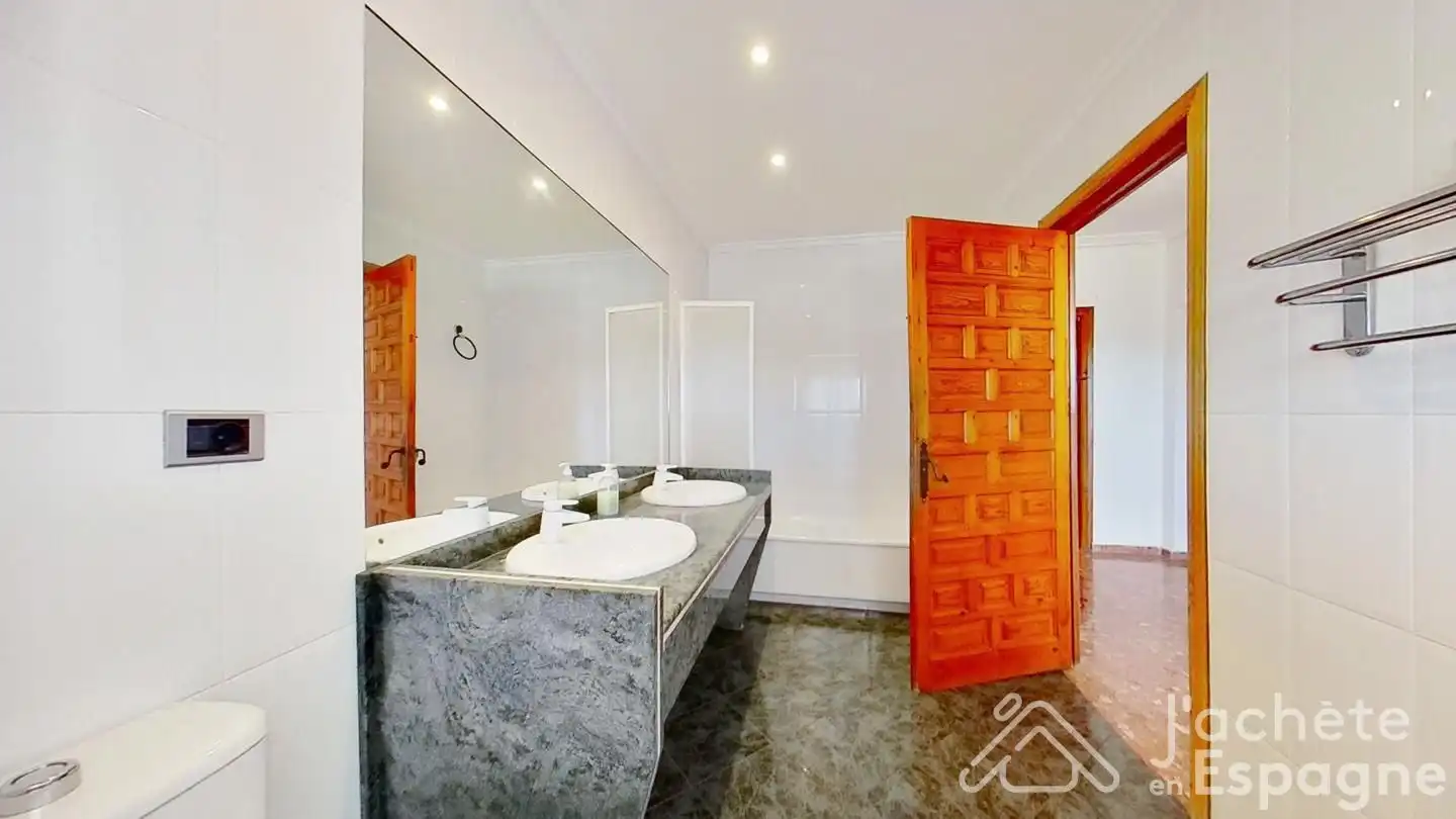 Bathroom of Country homes for sale in Quart de les Valls  with Private garden, Terrace and Swimming Pool