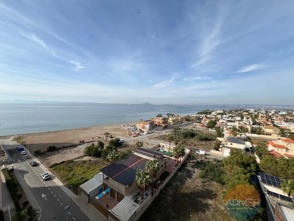 Vista exterior de Apartament en venda en La Manga del Mar Menor amb Piscina comunitària