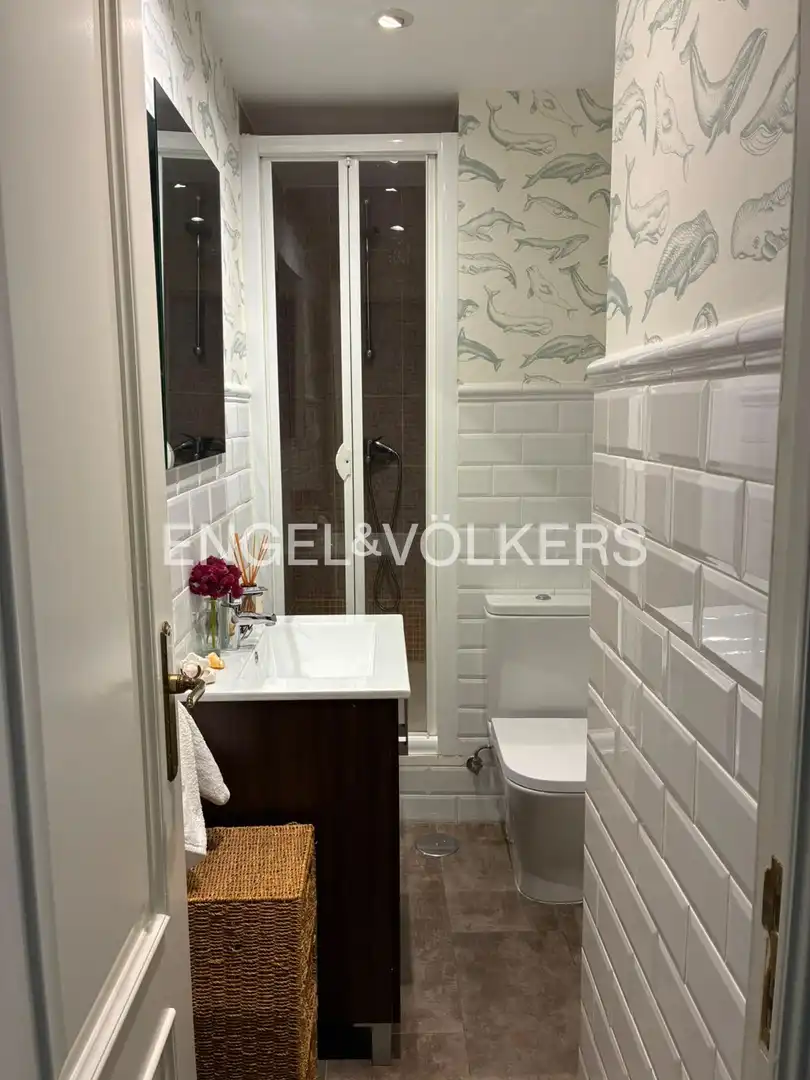 Badezimmer von Wohnung zur Miete in Madrid mit Klimaanlage und Heizung