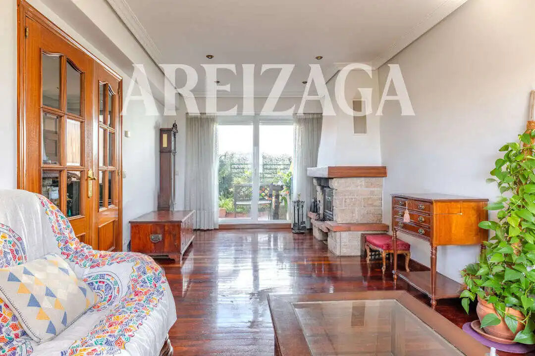 Dormitori de Casa adosada en venda en Donostia - San Sebastián  amb Calefacció, Terrassa i Traster