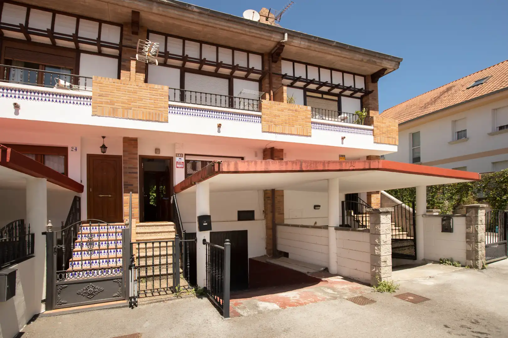 Vista exterior de Casa adosada en venda en Camargo amb Calefacció, Jardí privat i Parquet