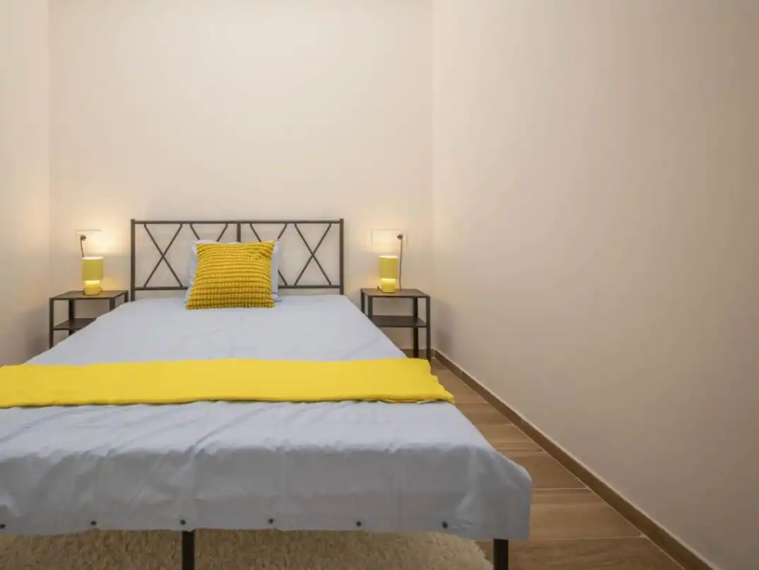 Bedroom of Flat for sale in Barcelona  with Air Conditioner, Private garden and Parquet flooring