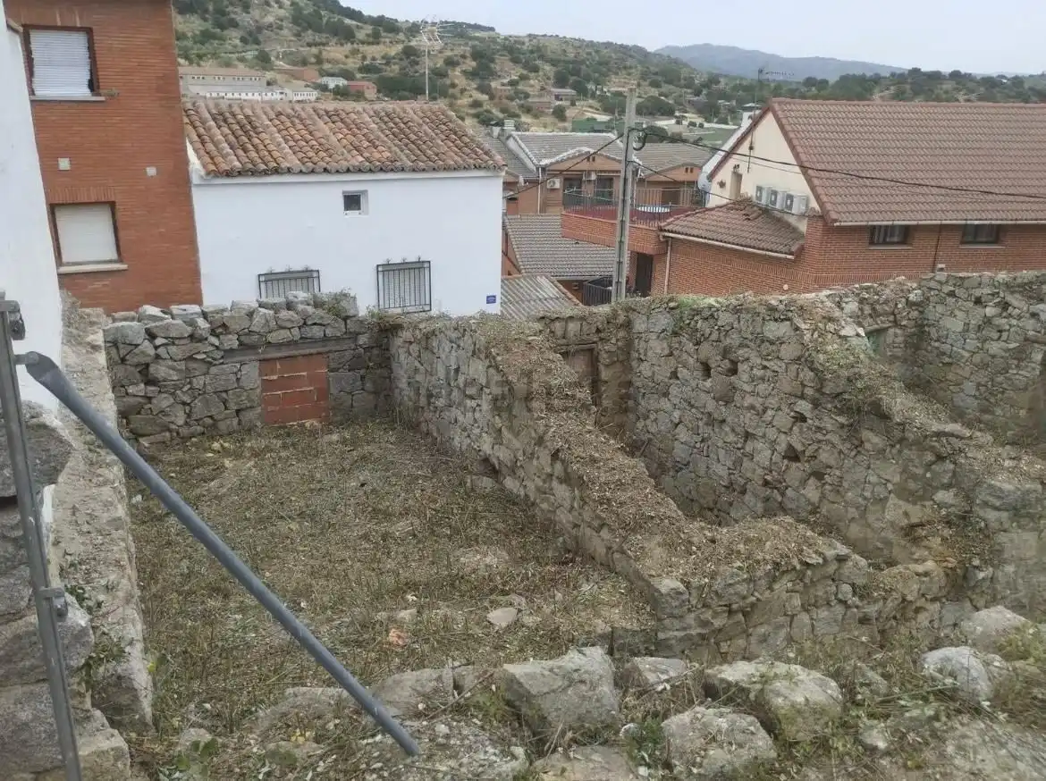 Residential zum Verkauf in El Hoyo de Pinares 