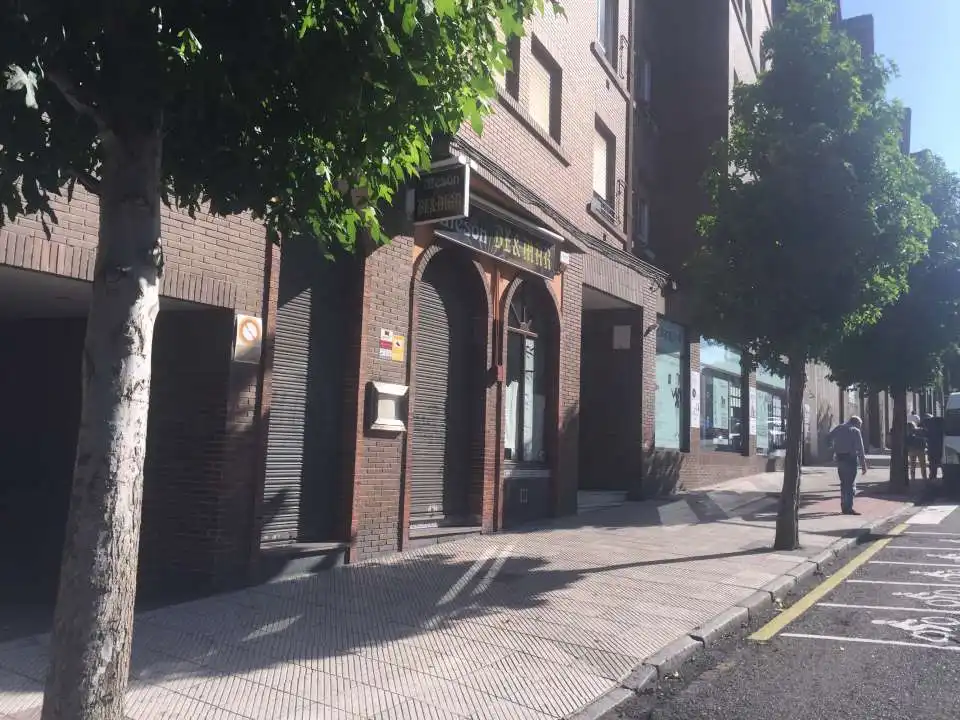 Vista exterior de Local de lloguer en Oviedo 