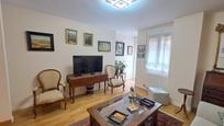 Sala d'estar de Dúplex en venda en Burgos Capital amb Calefacció, Jardí privat i Parquet