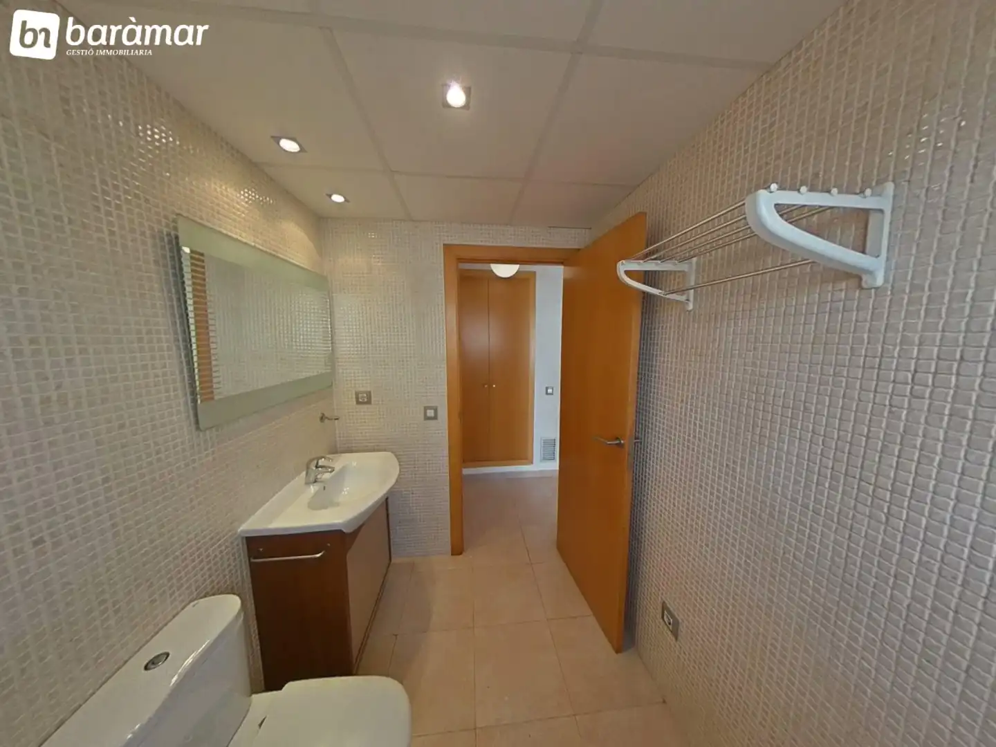 Baño de Casa adosada en venta en Roda de Berà con Aire acondicionado, Calefacción y Jardín privado