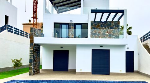 Ubicada en la prestigiosa Ciudad Quesada, esta exclusiva vivienda independiente ofrece un entorno de vida inigualable. Disentildea, imatge 3